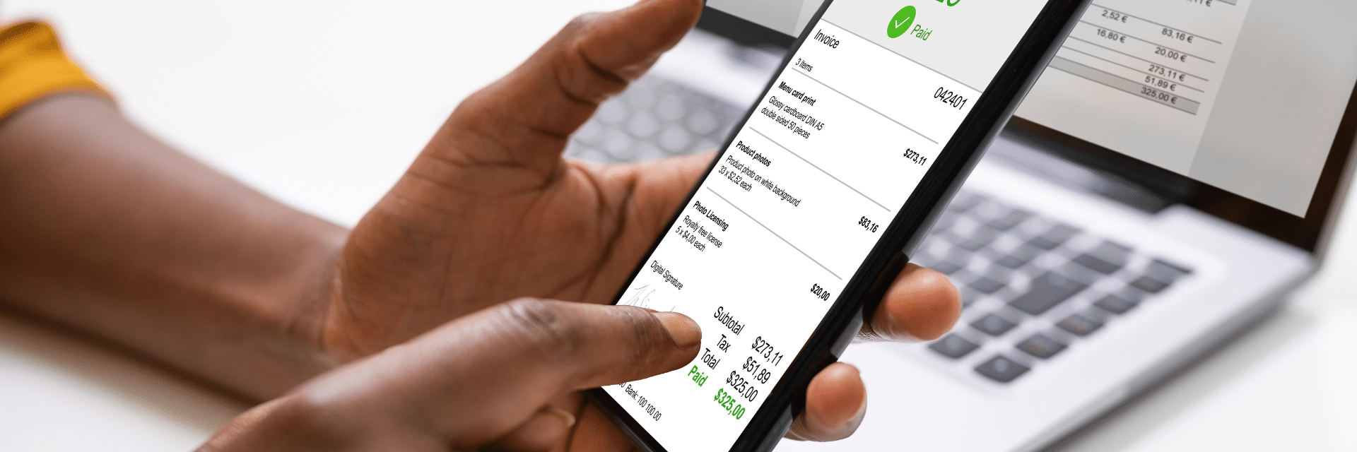 Eine Rechnung wird digital am mobilen Gerät freigegeben.